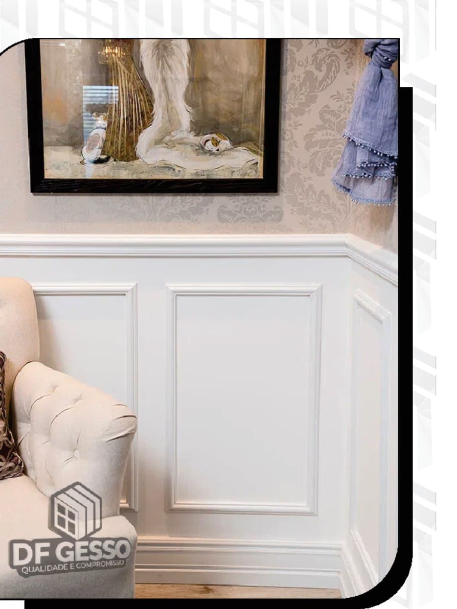 Detalhe do boiserie com poltrona e quadro