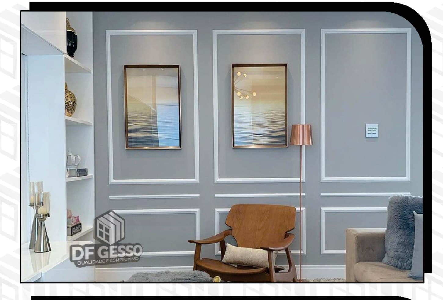 Boiserie em sala de estar, com quadros emoldurados